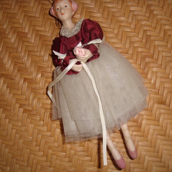 Vintage Porcelain Ballerina Ornament Figurine with Tulle Skirt - Picture 4 of 7